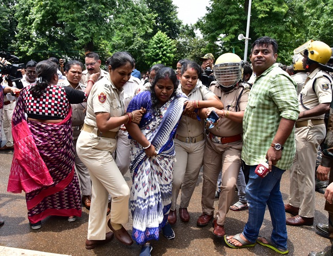 Balasore Student Death Case: ओडिशा में BJD कार्यकर्ताओं का हल्लाबोल ...