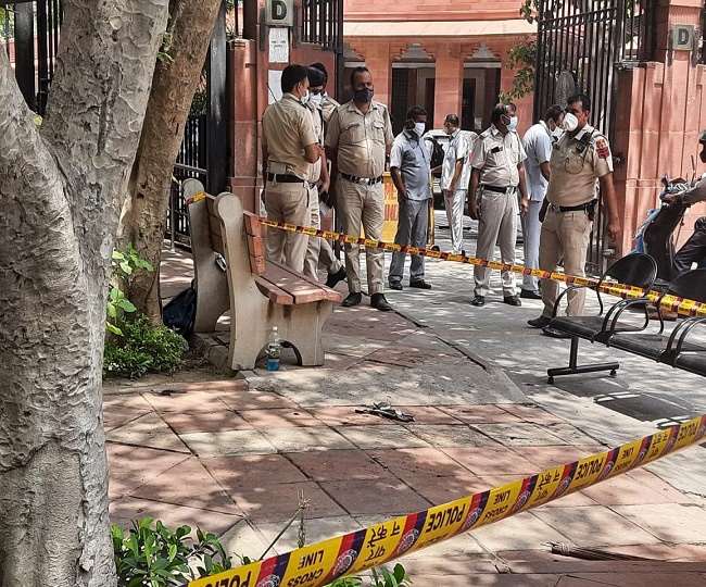 सुप्रीम कोर्ट के सामने महिला-पुरुष ने खुद को किया आग के हवाले
