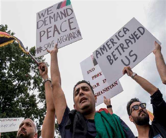 व्हाइट हाउस के बाहर प्रदर्शन करते अफगान लोग।(फोटो: रायटर)