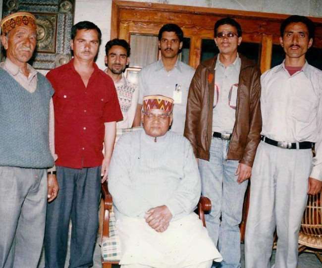 मनाली प्रवास के दौरान प्रीणी के ग्रामीणों के साथ अटल बिहारी वाजपेयी। फाइल फोटो