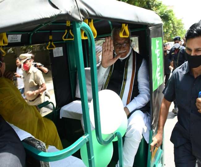 Haryana CM Manohar Lal News: गुरुग्राम आए सीएम मनोहर लाल ने सबको चौंकाया, ऑटो में सफर करते नजर आए