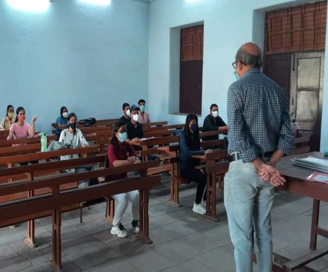 Jeans tshirt and deep neck top ban for students in KGMU, learn new dress  code