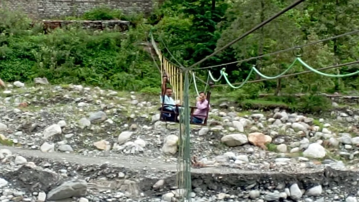 Himachal : सोलंग में आठ साल से ब्यास पर पुल न बनाने पर गुस्साए ग्रामीण, दो जेई को झूलापुल पर रोका, देखें वीडियो