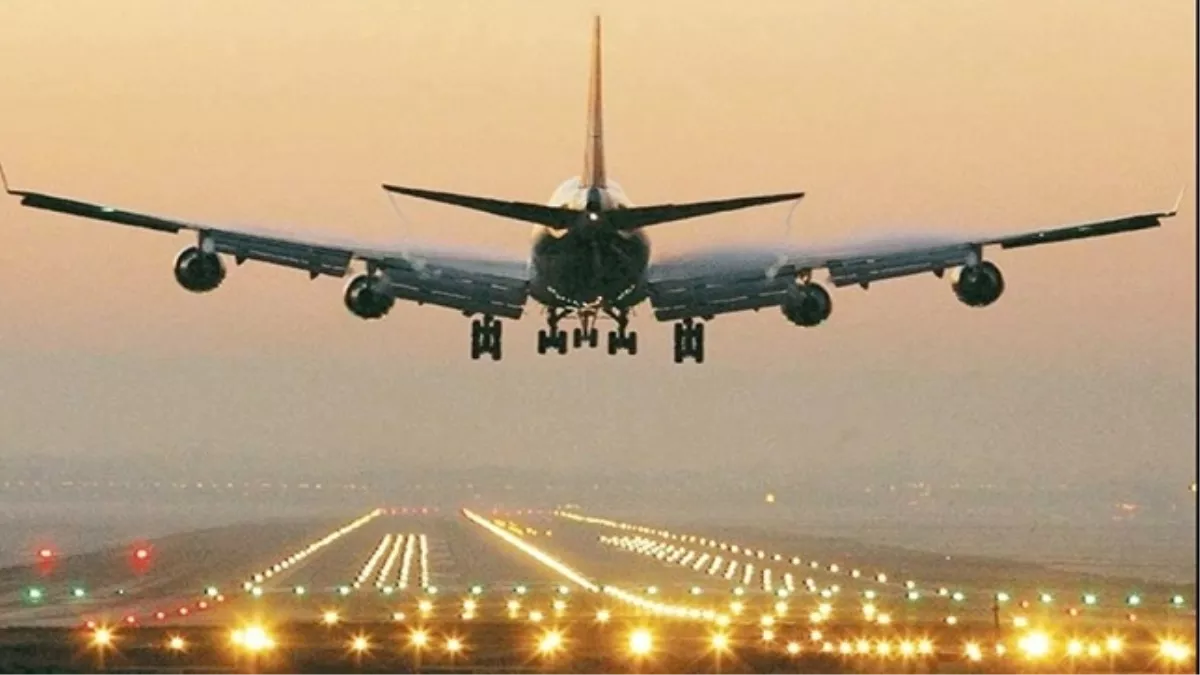 Charter Flight Emergency Landing: कराची में भारत के चार्टर विमान की इमरजेंसी लैंडिंग, एक दर्जन यात्री थे सवार