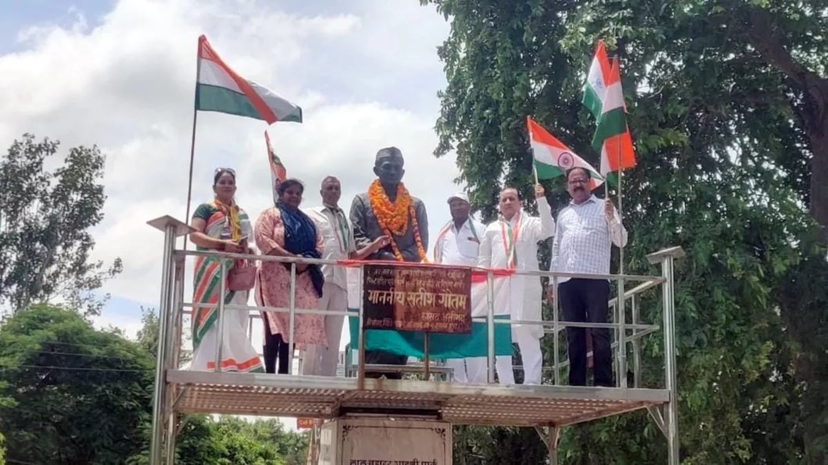 Azadi Ka Amrit Mahotsav in Aligarh: इगलास में तिरंगा यात्रा निकाल एकता और भाईचारे का दिया संदेश