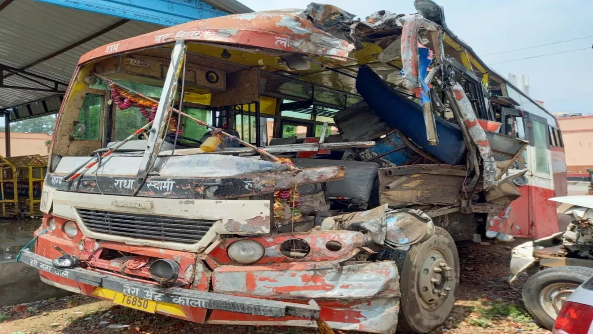 Road Accident : ट्रक व रोडवेज बस में भिड़ंत, एक की मौत, कई घायल