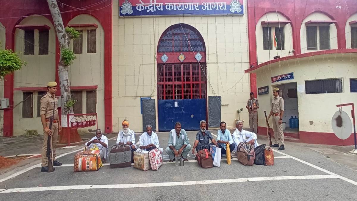 Agra News: आगरा सेंट्रल जेल से स्वतंत्रता दिवस के अवसर पर रिहा किए गए कैदी।