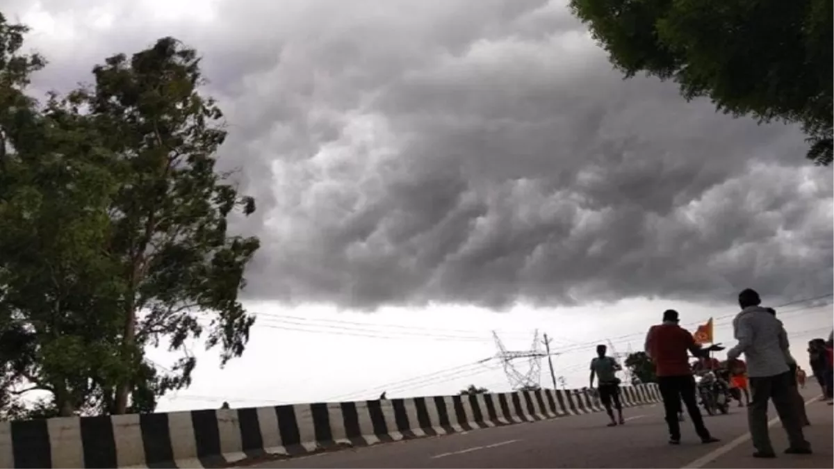 Meerut Weather Update: मेरठ में बादलों के बीच खिली धूप, बारिश के भी होने के आसार