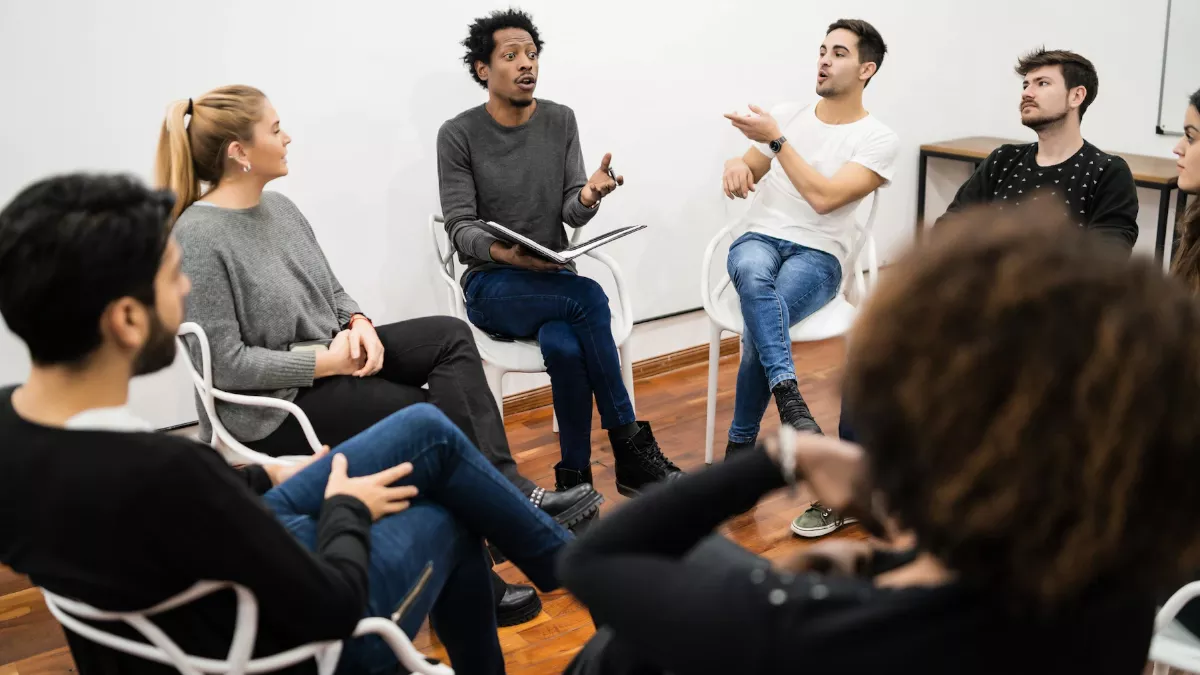Group Discussion Tips: जॉब इंटरव्यू के दौरान ग्रूप डिस्कशन का हिस्सा बनने जा रहे हैं, तो इन बातों का जरूर रखें ध्यान