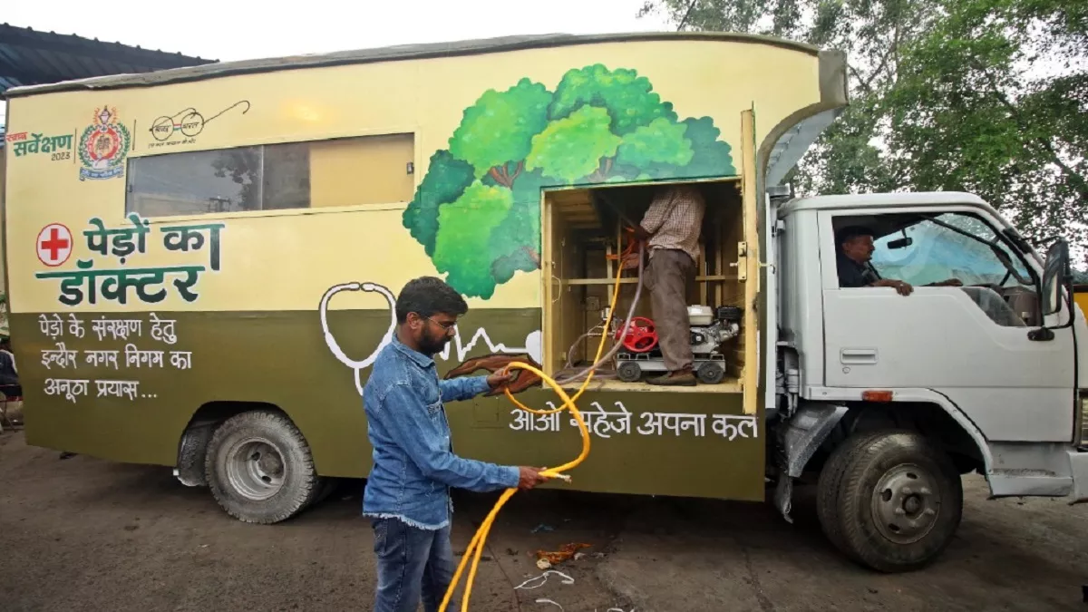 Indore News: कबाड़ से किया अनोखा जुगाड़ और सड़क पर उतारा पेड़ों का डाक्टर, उपकरणों के साथ तैनात रहेगी विशेषज्ञों की टीम