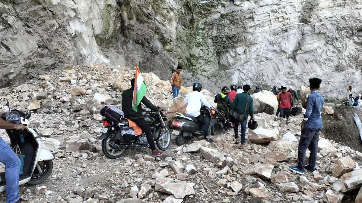 kedarnath yatra 2022 : गौरीकुंड हाइवे पर तहसील के पास चटटान टूटने से अवरुद्ध हुआ हाइवे। जागरण
