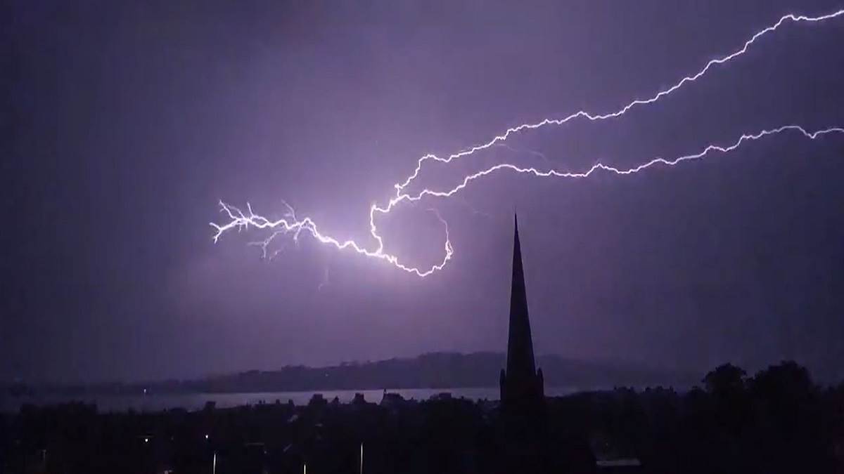 स्कॅाटलैंड के शहर डंडी (Dundee) के आसमान में बिजली चमकने की भयानक दृश्य सामने आई है। (फोटो सोर्स: रॅायटर्स)