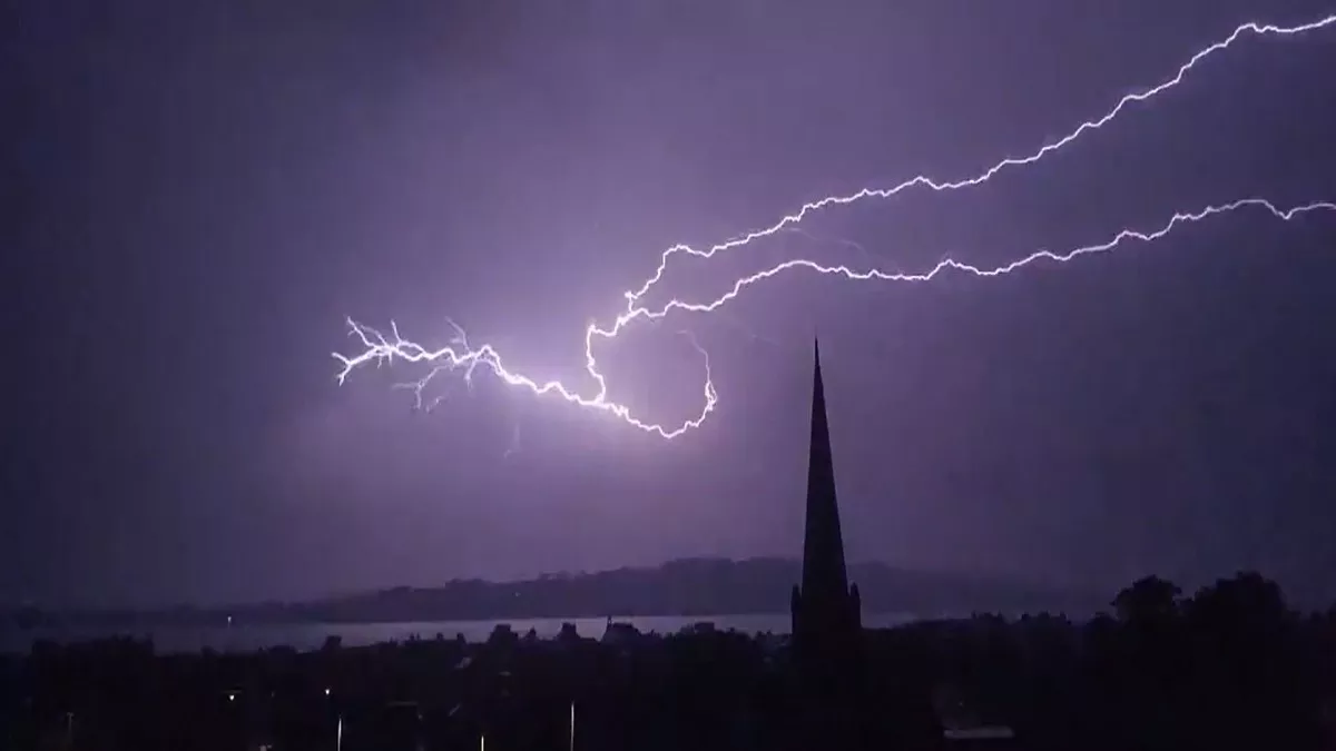 Lightning Strike: बिजली चमकने का यह एक ऐसा वीडियो, आपको कई हॅारर फिल्मों की दिलाएगा याद