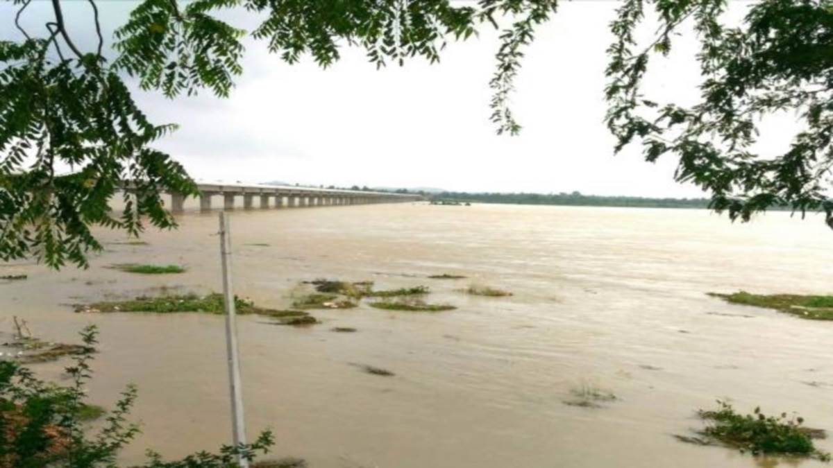 Odisha Flood: ओडिशा में बाढ़ की स्थिति गम्भीर हो गई है।