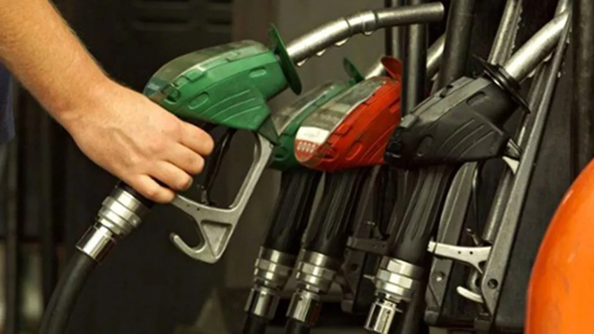 बदहाल पाकिस्‍तान में आम लोगों के ऊपर पड़ने वाली है महंगाई की मार, 233 रुपये प्रति लीटर होगी पेट्रोल की कीमत