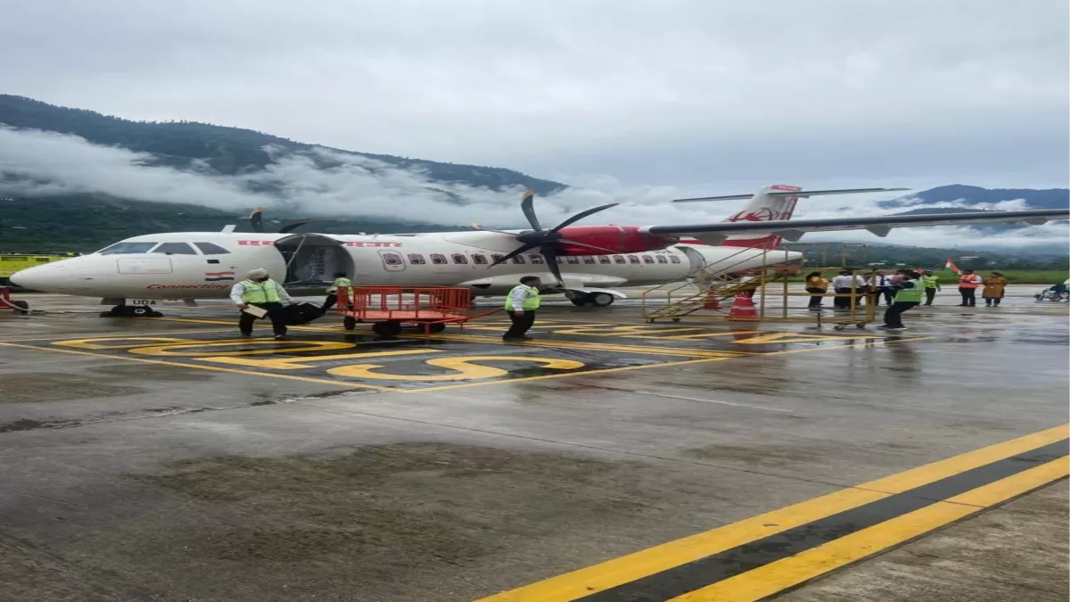 ATR-42 in Bhuntar : भुंतर हवाई अड्डे पर पहली बार उतरा ATR-42,पर्यटन व्यवसाय को लगेंगे पंख