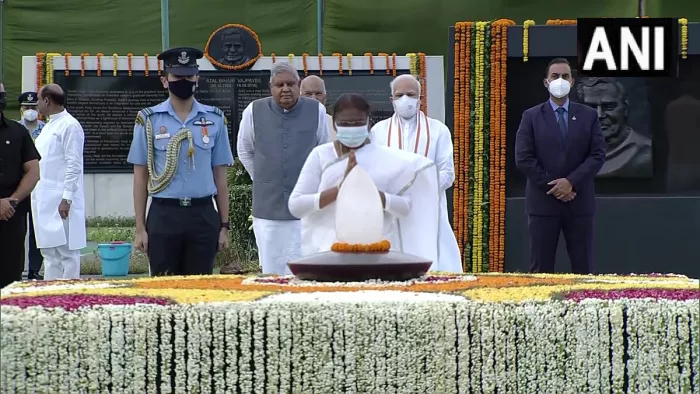 Atal Bihari Vajpayee Death Anniversary: राष्ट्रपति द्रौपदी मुर्मु ने अटल बिहारी वाजपेयी को दी श्रद्धांजलि (फोटो एएनआइ)