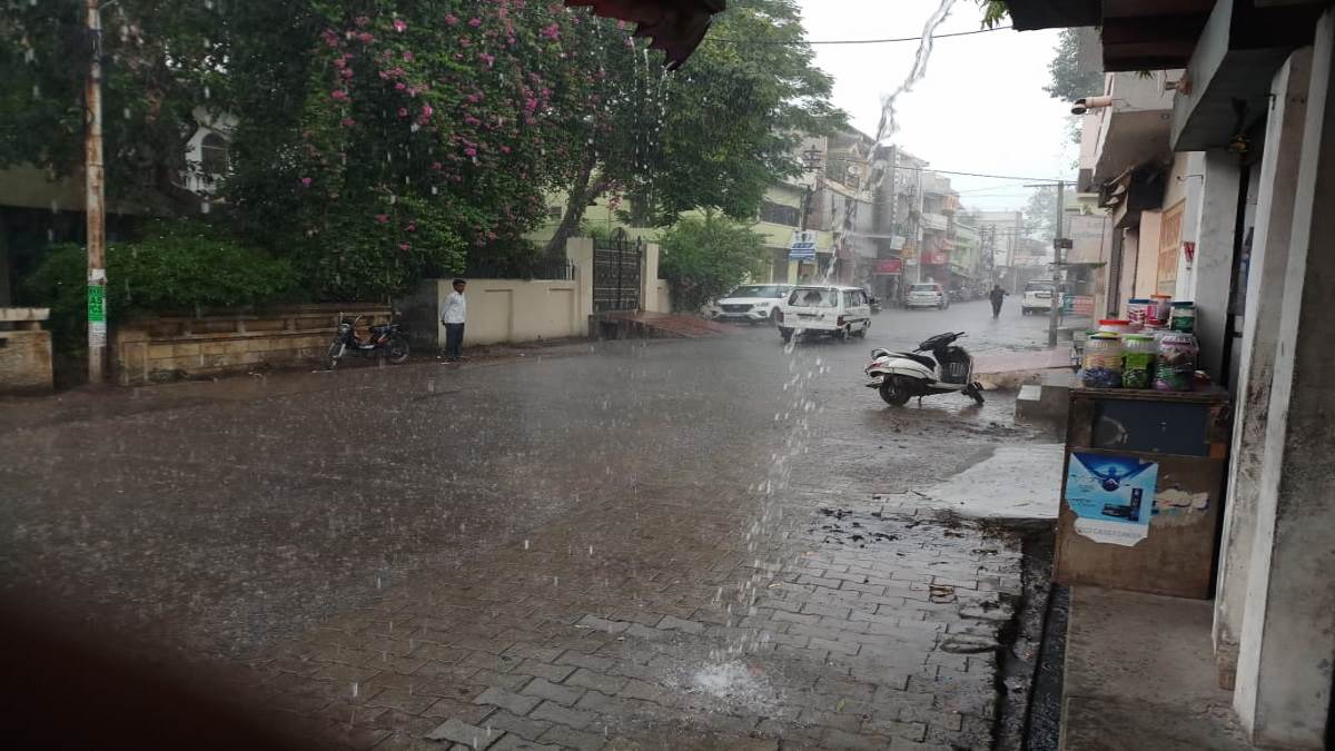 अलीगढ़ में मंगलवार दोपहर में बारिश हुई। इससे गर्मी में कुछ राहत मिली है। ।