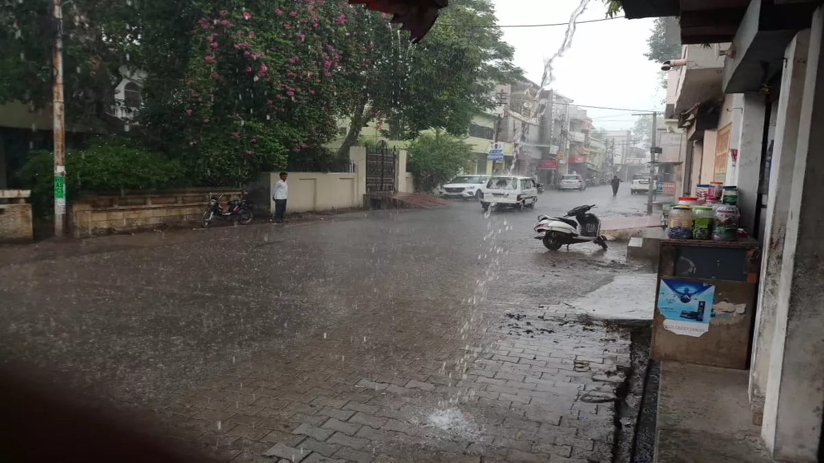 Weather Today: अलीगढ़ में बदला मौसम, बारिश ने दी गर्मी से कुछ राहत