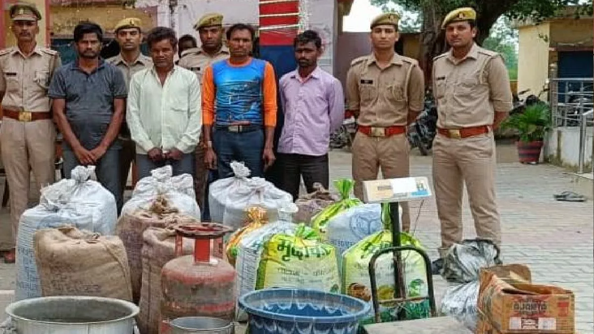Shahjahanpur News: जलालाबाद में खराब मटर से नकली काली मिर्च बनाते चार गिरफ्तार, आठ क्विंटल माल बरामद