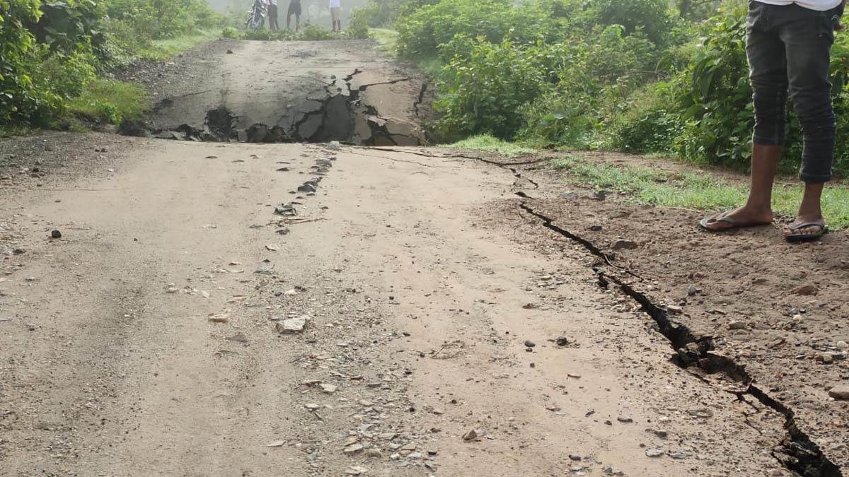 श्यामपुर बस्ती से थापरनगर रेलवे स्टेशन जाने वाला रास्ता धंसा, ईसीएल ने