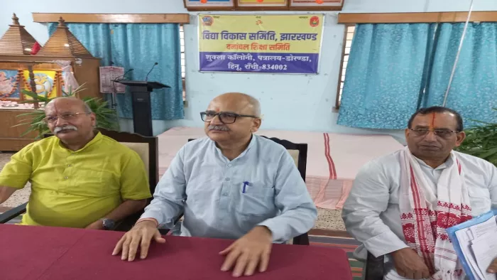 विद्या भारती के राष्ट्रीय महामंत्री अवनीश भटनागर सहित अन्य गणमान्य।