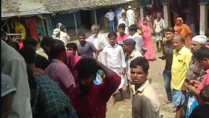 वृद्ध को जिंदा जलाने के बाद घटनास्थल पर इकट्ठा लोग।