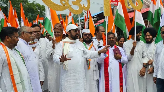 कांग्रेस ने निकाली भव्य तिरंगा और सर्वधर्म रैली