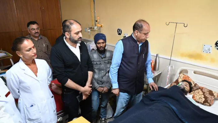 पूर्व मुख्यमंत्री जयराम ठाकुर ने आईजीएमसी में घायल लोगों से की मुलाकात : जागरण