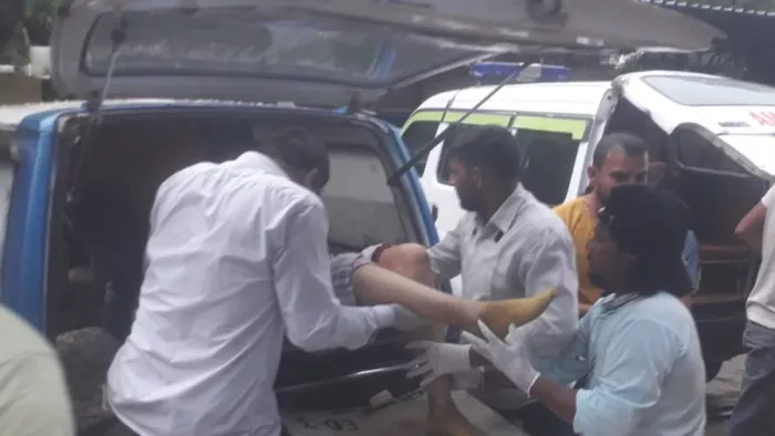 हादसे के बाद घायलों को उपचार के लिए भेजते स्थानीय लोग।