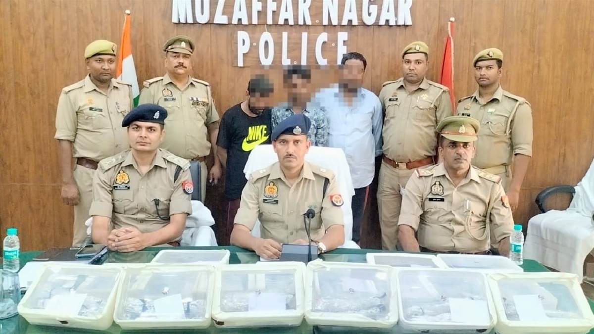muzaffarnagar miscreants of meerut had stolen 23 kg of silver in a bus three arrested