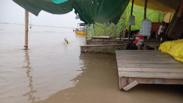 Bulandshahr News: नरौरा गंगा बैराज में तेजी से बढ़ रहा जलस्तर