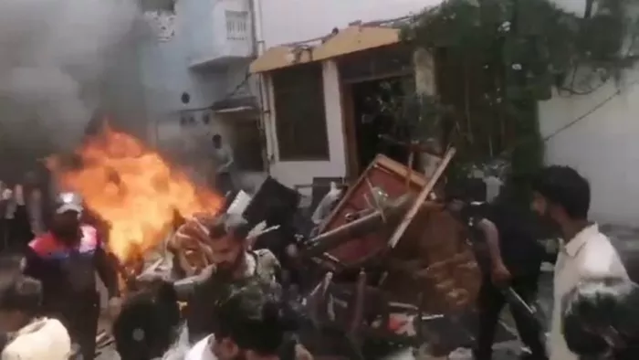 पाकिस्तान के फैसलाबाद में चर्च पर हमला (फोटो एएनआई)