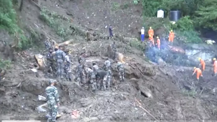 शिव मंदिर हादसे में अब तक 13 लोगों की मौत