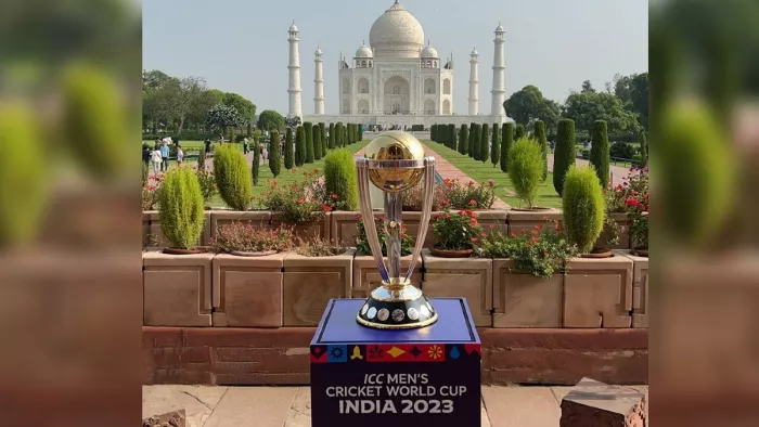 World Cup 2023 से पहले ताजमहल पहुंची चमचमाती ट्रॉफी