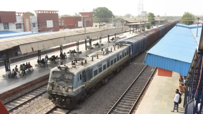 फरीदाबाद रेलवे स्टेशन से गुजरती ट्रेन। जागरण
