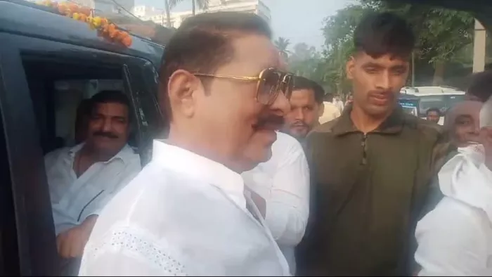 जेल से बाहर निकले अनंत सिंह (जागरण)