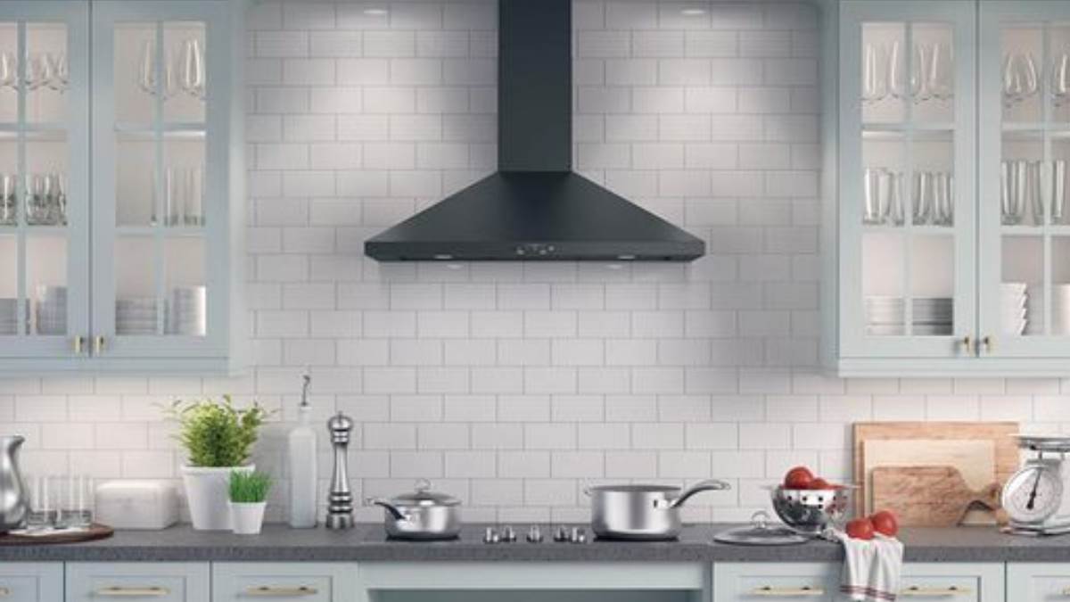खाना बनाते वक्त खासी से हैं परेशान? बेस्ट Faber और Hindware ब्रांड की Chimney घर आने से डरकर भागेगा धुआं!