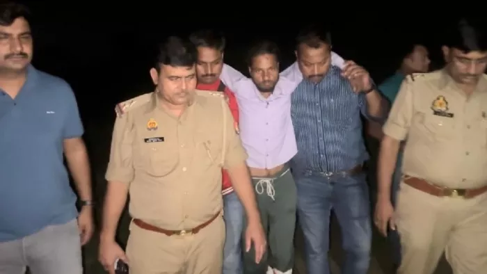 मुठभेड़ में घायल इनामी बदमाश को अस्पताल ले जाते पुलिस कर्मी।- पुलिस विभाग