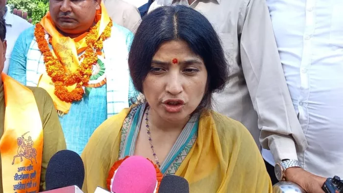 पत्रकारों के प्रश्नों के उत्तर देतीं सांसद डिंपल यादव। जागरण