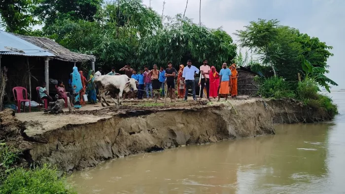 Flood In Bihar: पुरानी बंगलिया में बागमती के मुहाने पर घर।