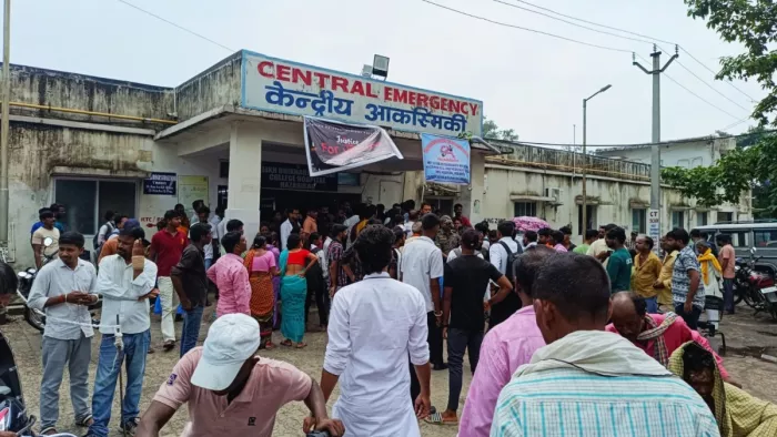 मारपीट की घटना में अस्पताल में अफरा-तफरी का माहौल। जागरण