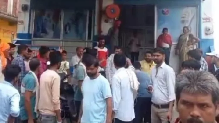 प्रसूता की मौत के बाद अस्पताल के बाहर लगी लोगों की भीड़।- जागरण