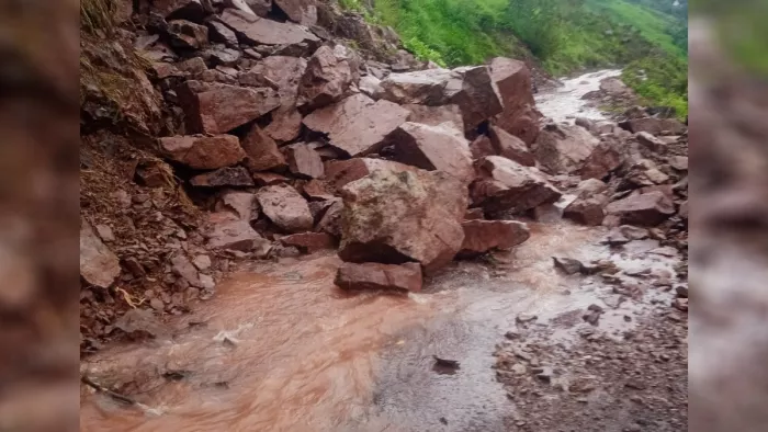 बारिश के चलते हुए भूस्खलन के कारण रियाड बग्गन सड़क मार्ग पर गिरा हुआ मालवा