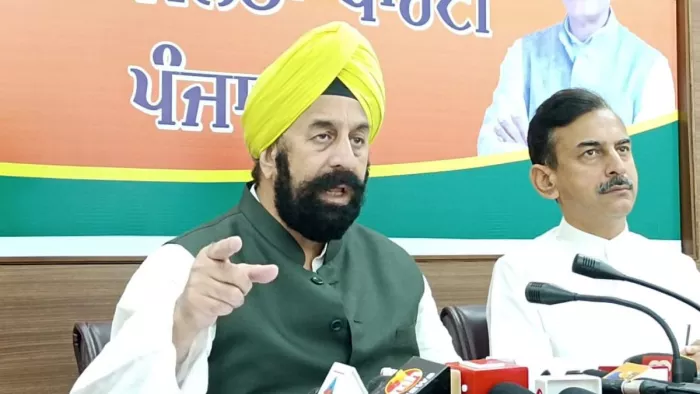 कोलकाता डॉक्टर रेप-मर्डर मामले में भाजपा प्रवक्ता ने सीएम ममता को घेरा। (जागरण फोटो)