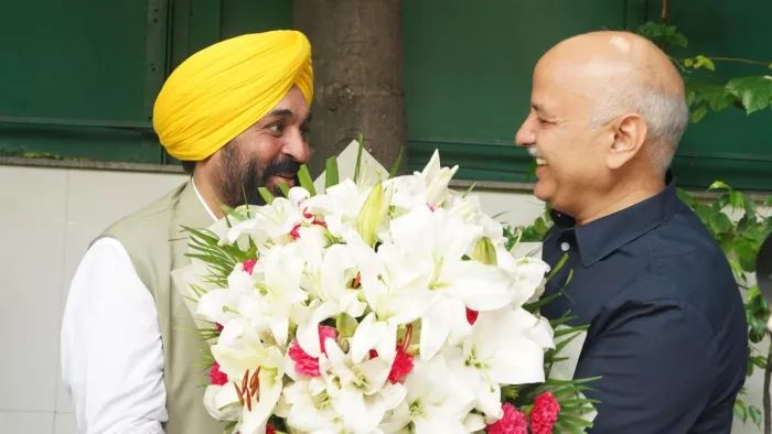 दिल्ली के पूर्व डिप्टी सीएम से मिले मुख्यमंत्री भगवंत मान। (जागरण फोटो)