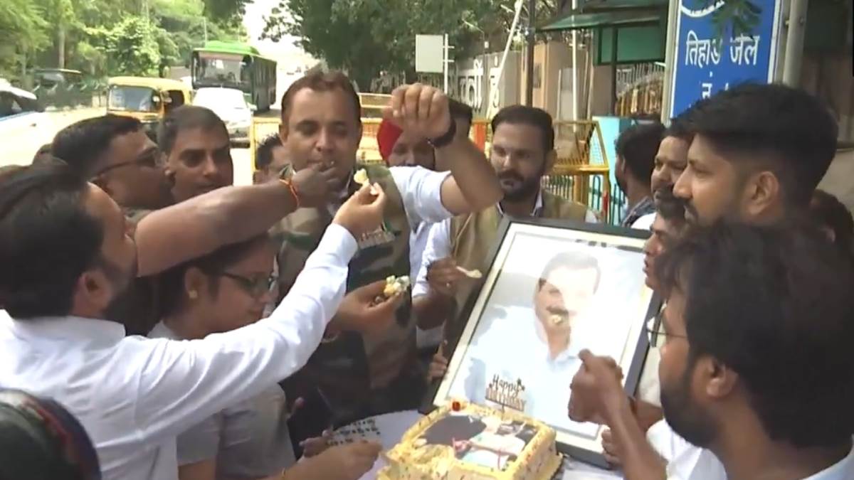 तिहाड़ के बाहर AAP कार्यकर्ताओं ने मनाया केजरीवाल का जन्मदिन, पार्टी के  दिग्गज नेताओं ने दी शुभकामनाएं - AAP workers celebrated Kejriwal birthday  outside Tihar senior ...