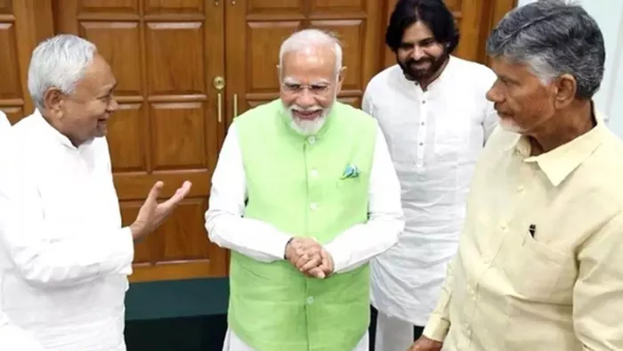 नीतीश कुमार, पीएम नरेंद्र मोदी और चंद्रबाबू नायडू। बाएं से दाएं। (फाइल फोटो।)
