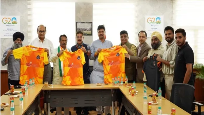 West Delhi Lions ने टीम जर्सी की लॉन्च।