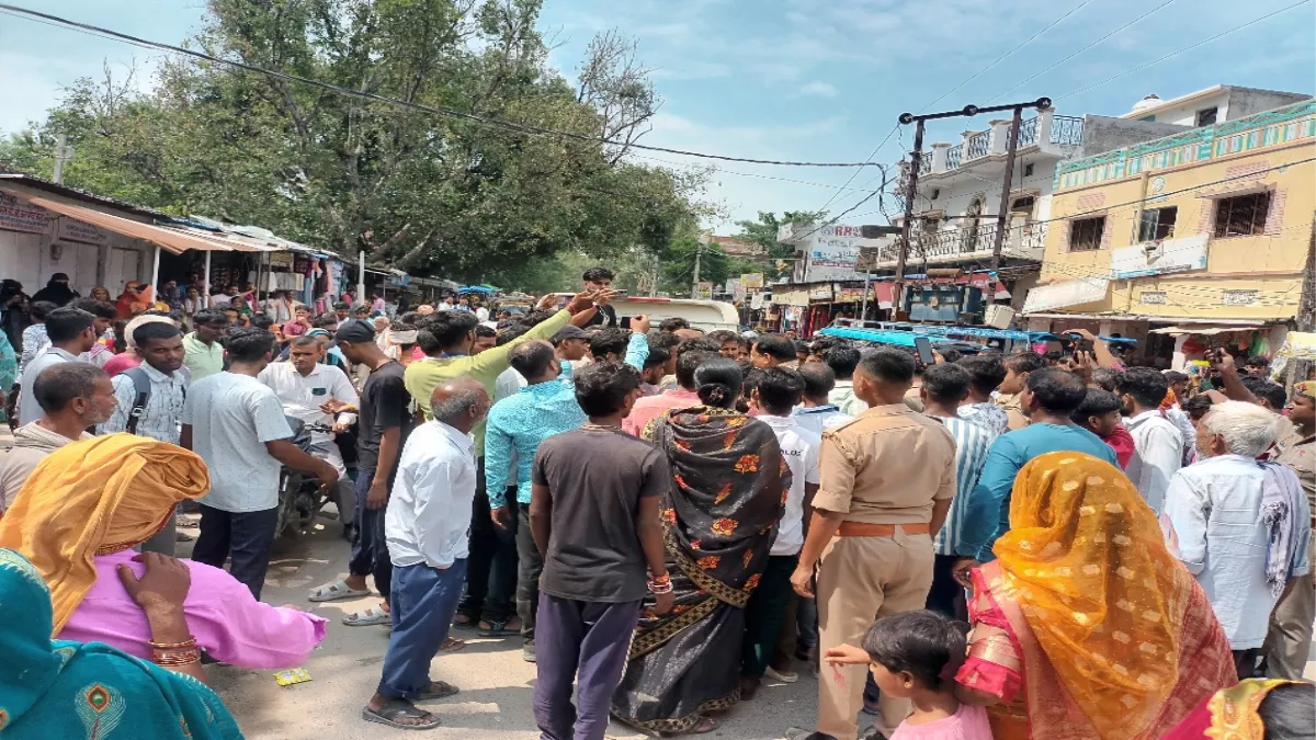 Deoria News: सर्पदंश से युवक की मौत, लापरवाही का आरोप लगाकर सड़क जाम